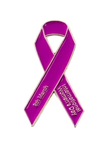 International Women's Day - 8th March - Purple Enamel Ribbon Pin Badge - New - Foto 1 di 1
