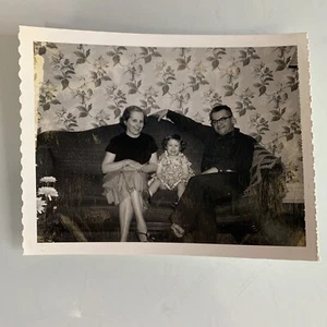 Fotografía real de mujer familiar hombre niña marzo 1959 vintage - Imagen 1 de 2