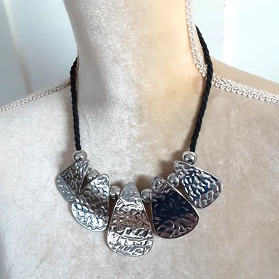 Collar Lia Sophia Brillante "Lure Me In" Tono Plata 20" Estilo Martillado Pétalos Foto 1 de 4