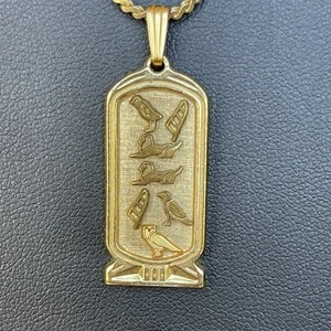 Vintage goldfarbener ägyptischer Kartusche Design Anhänger gestempelt DFA 1981 WILLIAM - Bild 1 von 4