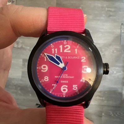 Relógio Dooney & Bourke mostrador rosa (caixa PVD preta, pulseira estilo OTAN, suíço) - Imagem 1 de 4