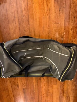 "Bolso de lona con ruedas High Sierra 22"" verde y negro" Foto 1 de 3