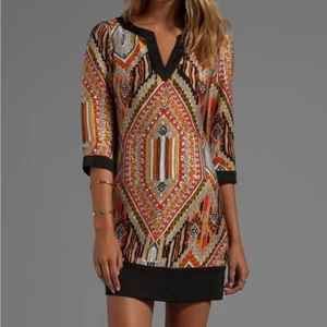 Trina Turk Kurta Seidenmischung Tribal Print Kleid Mehrfarbig Größe 6 Neu ohne Etikett - Bild 1 von 7