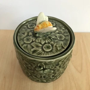 Maceta con tapa de abeja de Secla Portugal exhibición de conservas de cerámica verde pequeña de 10 cm de alto - Imagen 1 de 12