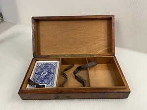 Scatola in pelle per carte da gioco vintage con coperchio disegno in rilievo sulla parte superiore 9x4x1,75 - Foto 1 di 10