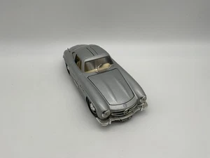 Burago Modellauto | Porsche 300 SL | Maßstab 1:24 #1 - Bild 1 von 3
