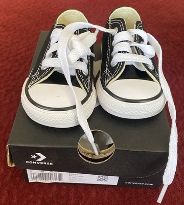 Zapatilla deportiva Converse unisex-bebé Chuck Taylor All Star Low Top, negra, 2 M bebé EE. UU. Foto 1 de 4