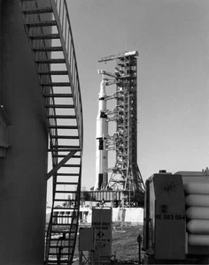Vintage NASA b/w photo - Apollo/Saturn V on pad w staircase - Picture 1 of 5