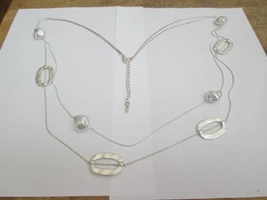 COLLANA LUNGA DOPPIA CATENA SERPENTE COLOR ARGENTO CON DISCHI E PERLINE. - Foto 1 di 3