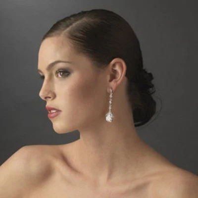 Pendientes de novia de boda de piedra en forma de pera con diseño colgante de plata de estrás  Foto 1 de 4