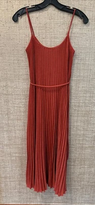 Vestido midi plisado Vince $495 - Talla XS Foto 1 de 4