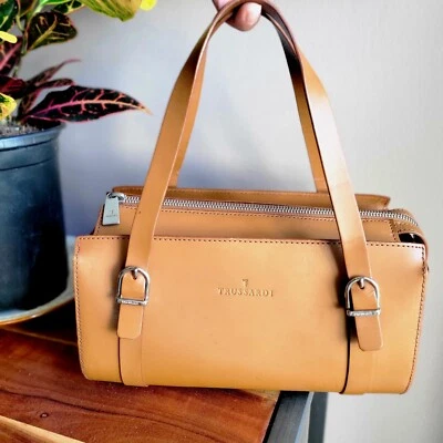 Редкая находка Trussardi верблюд гладкий Италии кожи серебро логотип Дамская сумка прямоугольный - Изображение 1 из 4