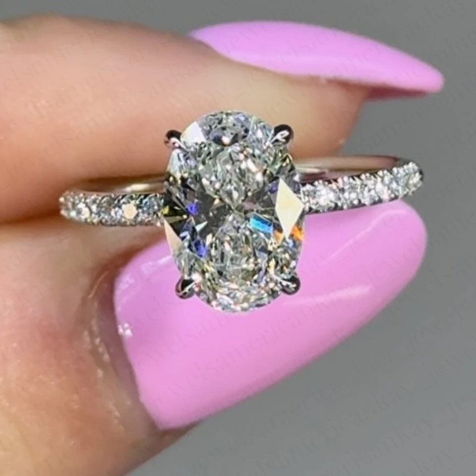 Anillo de compromiso solitario de moissanita de corte ovalado de 2,24 quilates enchapado en oro blanco de 14 quilates Foto 1 de 1