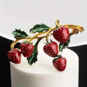 18K Gold Plated Sweet Red And Ripe Branch Of Wild Strawberries Pin Brooch - Picture 1 of 6