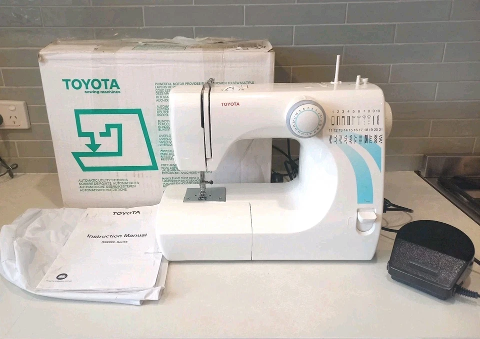 Toyota  Sewing Machine - RS2000 STF17 Tested In Good Working Order / With Box — 第 1/4 张图片