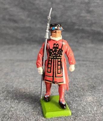 Estatuilla de la Guardia Británica Inglesa Inglaterra Gran Bretaña 1986 pintada de metal vintage Foto 1 de 4