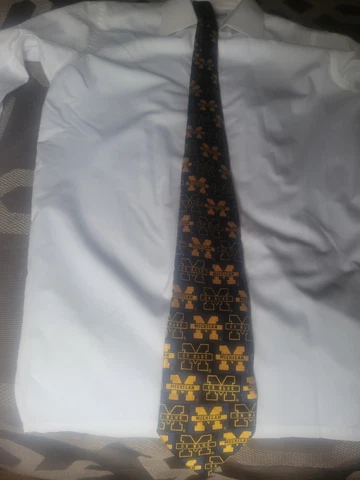 Vintage NCAA UNIVERSITY OF MICHIGAN WOLVERINES tie Cover