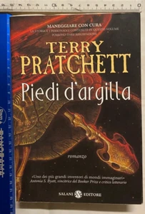 TERRY PRATCHETT PIEDI D'ARGILLA ROMANZO SALANI MONDO DISCO PRIMA EDIZIONE 2005 + - Foto 1 di 2