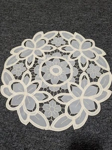 Set Of 6 cream Color Vintage Intricate Lace Round Floral Placemats - Imagen 1 de 4