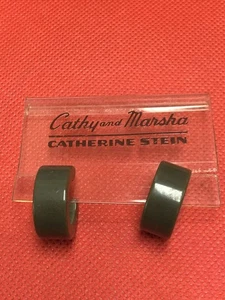 VINTAGE CATHY AND MARSHA CATHERINE STEIN GREEN BAKELITE STUD HOOP EARRINGS - Picture 1 of 3