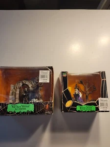 2 Stück Lemax Spooky Town Sammlung Zaubertrank & The Gate Keeper Halloween - Bild 1 von 15
