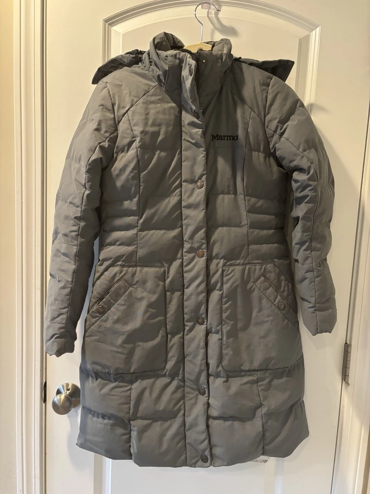 Chaqueta acolchada parka gris relleno Marmot 700 ribete de piel con capucha para mujer pequeña” Foto 1 de 4