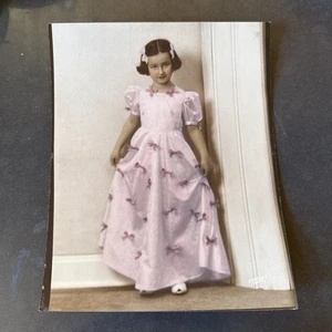 Bella in rosa - bambina - dura Seattle - fotografia colorata a mano 8 x10 anni '30 - Foto 1 di 4
