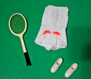 MATTEL DE COLECCIÓN #1781 1970 BARBIE EQUIPO DE TENIS ZAPATILLAS CONJUNTO RAQUETA MUÑECA ropa - Imagen 1 de 2