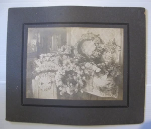 FOTOGRAFÍA FUNERARIA MONTADA ORIGINAL DE PRINCIPIOS DE 1900. TRIBUTOS FLORALES. 10" X 12" - Imagen 1 de 2