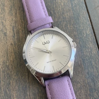 Reloj analógico QQ plateado para dama con correa de cuero de gamuza púrpura (B4) Foto 1 de 4