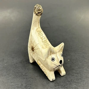 Estatuilla de papel maché con soporte de anillo gato beige con diseños tribales - Imagen 1 de 12