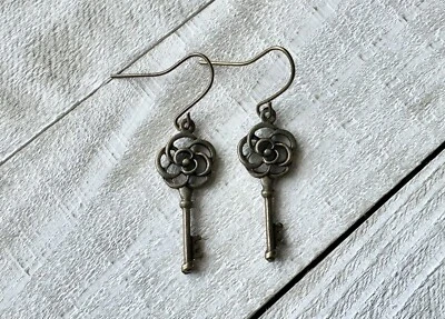 Pendientes colgantes de bronce estilo rosa esqueleto estilo vintage Foto 1 de 4