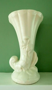 Jarrón Cornucopia Vintage Salón Marfil EE. UU. con Base de Pedestal de Flores 10" COMO NUEVO - Imagen 1 de 6