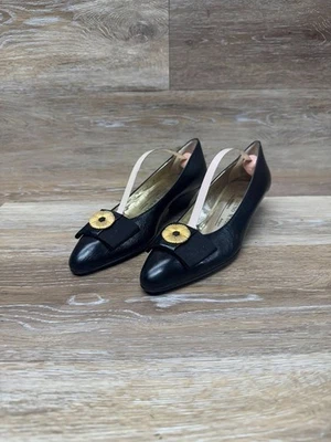 Bruno Magli Black Leather Wedge Heel Gold Medallion Shoes Women's Size 7.5 - Imagem 1 de 4