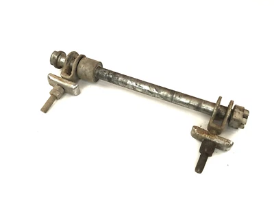 Ajustadores de cadena de tuerca de perno de eje de rueda trasera 78 Kawasaki KE175 KE 175 4-S Foto 1 de 3