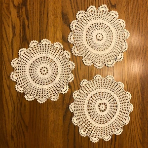 3 centrini vintage fatti a mano all'uncinetto con bordi smerlati - bellissimi - Foto 1 di 7