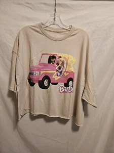 Barbie Camiseta Recortada Manga Corta, Talla 2X, Bronceada con Gráfico Rosa Barbie Jeep - Imagen 1 de 3