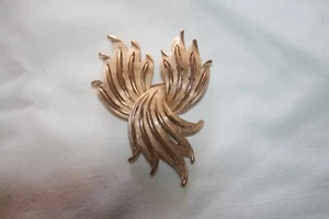 Broche de hoja vintage Crown Trifari cepillado y en tono dorado brillante - Imagen 1 de 2