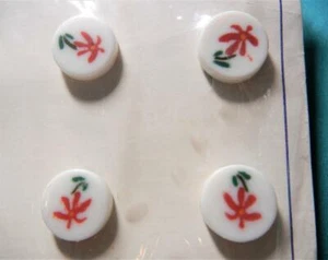 9 VINTAGE SUPREME PLASTIC RED FLOWER ROUND SHANK BUTTONS ON ORIGINAL CARD - Picture 1 of 3