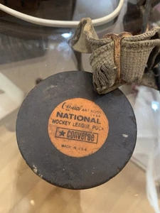 OFFIZIELLE KUNST ROSS TYER NATIONAL HOCKEY LEAGUE PUCK CONVERSE HERGESTELLT IN USA - Bild 1 von 6