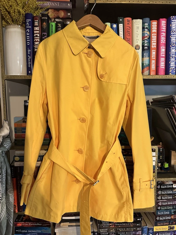 Gabardina Burberry amarilla 8R Foto 1 de 4