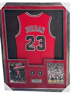 Camiseta deportiva de baloncesto local autografiada roja de Michael Jordan enmarcada de los Chicago Bulls #23🏀 - Imagen 1 de 10