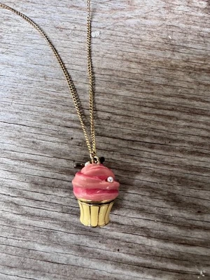 Collar Colgante Cupcake Rosa Betsey Johnson con Adorno de Cadena Tono Dorado Foto 1 de 4