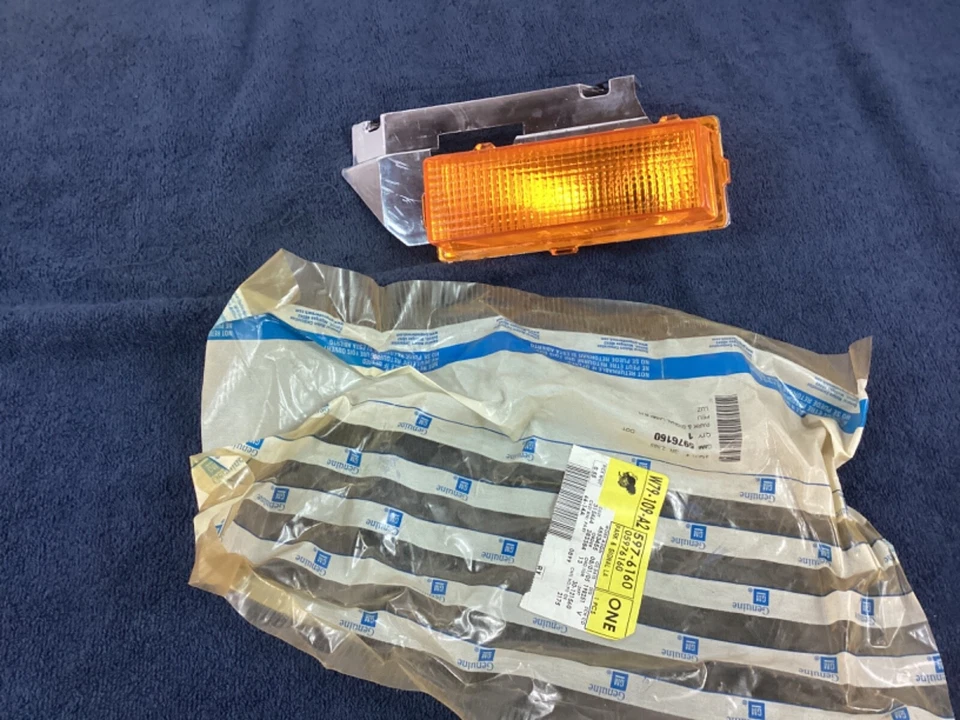 NOS GM GUIDE 1992-1995 Oldsmobile 88 Right Parking Light Lamp Turn Signal Lens - Image 1 of 4