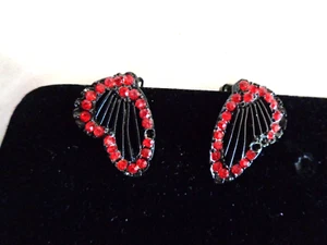 Wing Shaped Red Crystal Earrings (3 stones missing) (#6213). - Foto 1 di 8