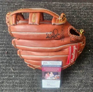 Omar Vizquel Signed Fielding Glove JSA - Picture 1 of 2