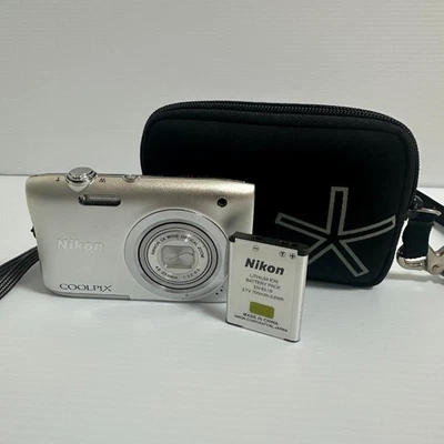 Cámara digital compacta Nikon COOLPIX A100 plateada 20,1 MP probada funcionando Foto 1 de 4