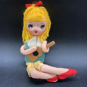 Vintage Puppe mit großen Augen 1960er Mod hält Gitarre hergestellt in Japan sitzend hat Druckknöpfe am Sockel - Bild 1 von 10