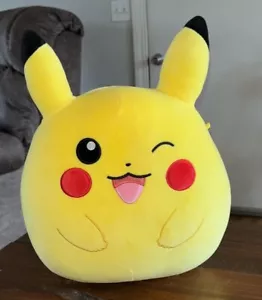 Peluche Squishmallow Pokemon guiñando el ojo Pikachu 12” - Imagen 1 de 9