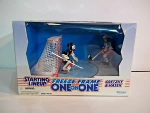 1997 - Hasbro - línea inicial - Gretzky y Hasek - marco congelado - figuras - Imagen 1 de 6